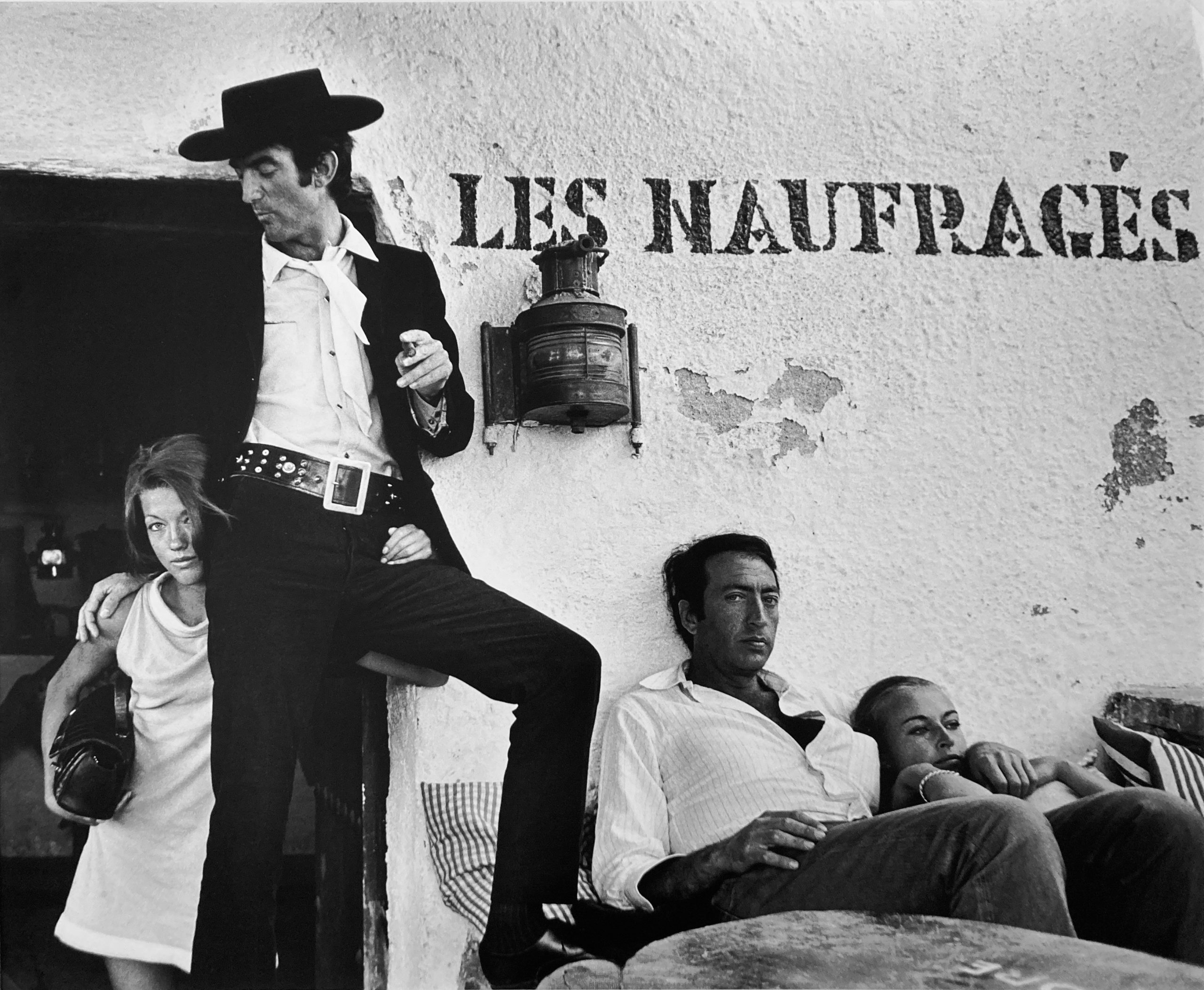El periodista Alberto Oliveras (derecha) y el artista Josep Puigmartí (izquierda), Cadaqués, 1966. © Archivo Fotográfico Oriol Maspons