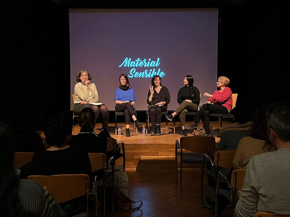 Mujeres participantes de Material sensible presentando el documental al público