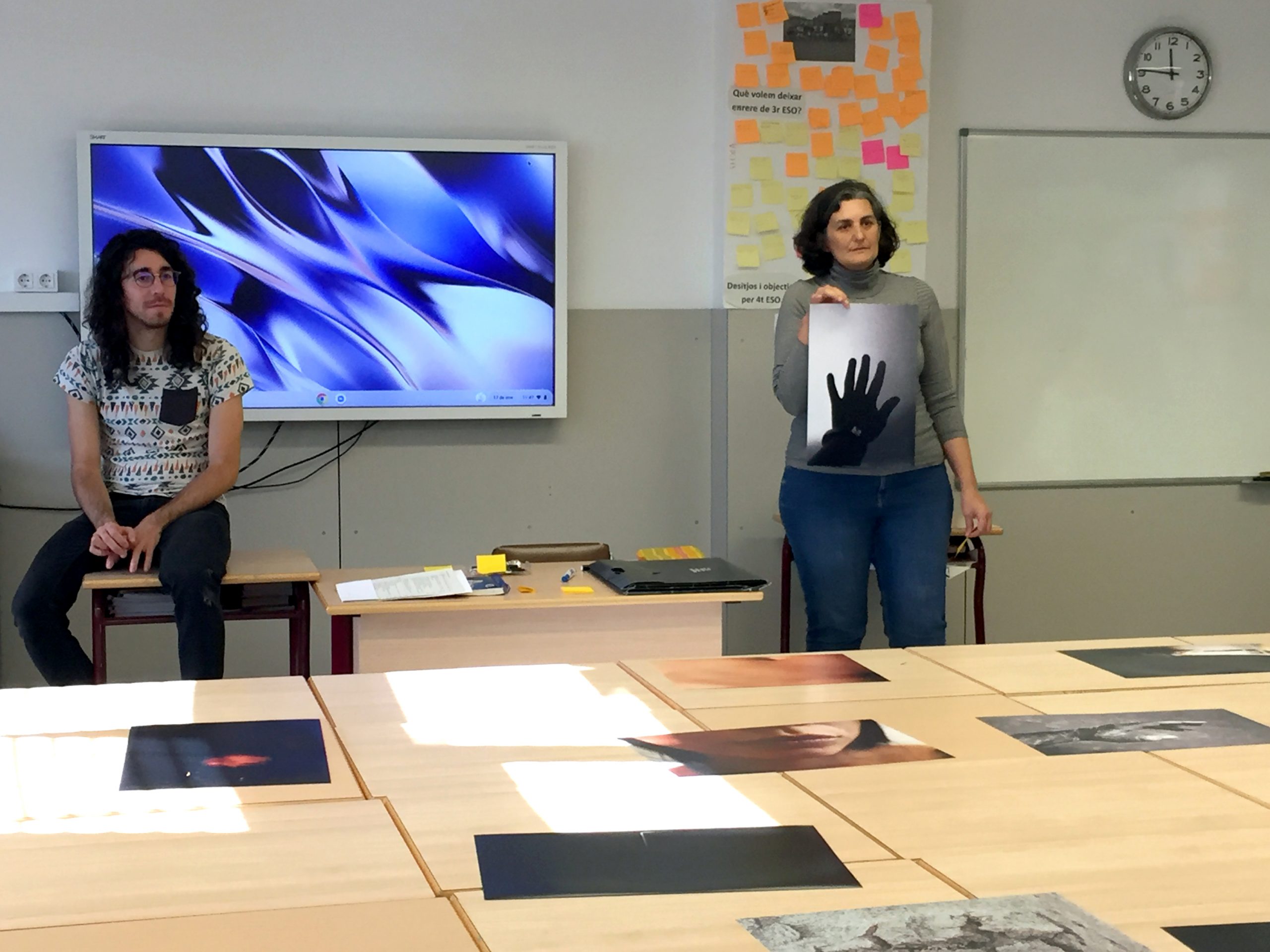 Representantes de las fundaciones Vicki Bernadet y Photographic Social Vision impartiendo un taller de Material sensible en un instituto