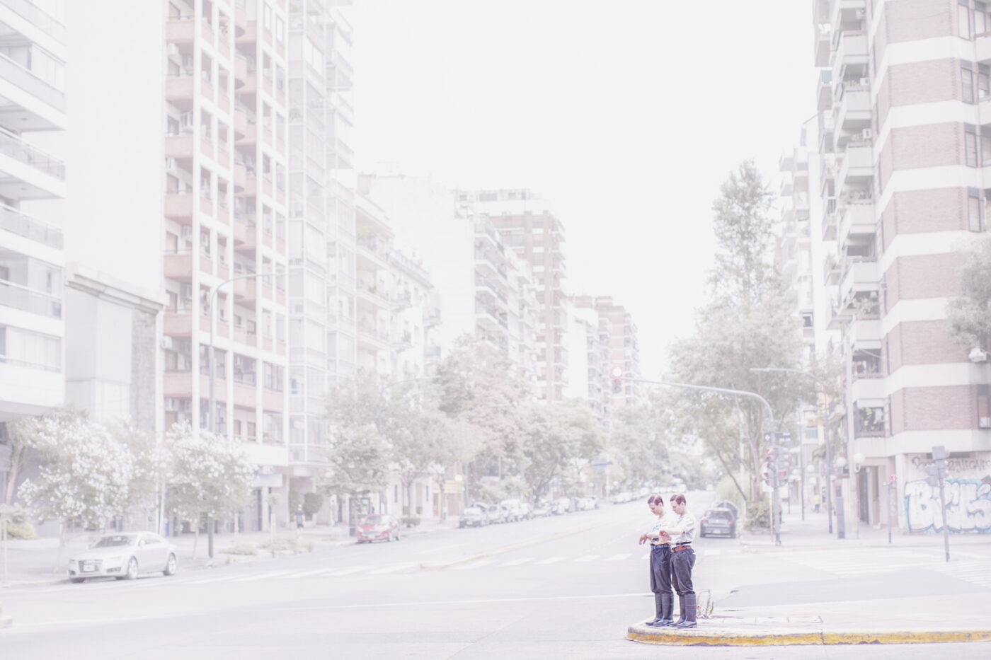 Photographic Social Vision - Todos los días se despiertan muy temprano y salen a caminar.